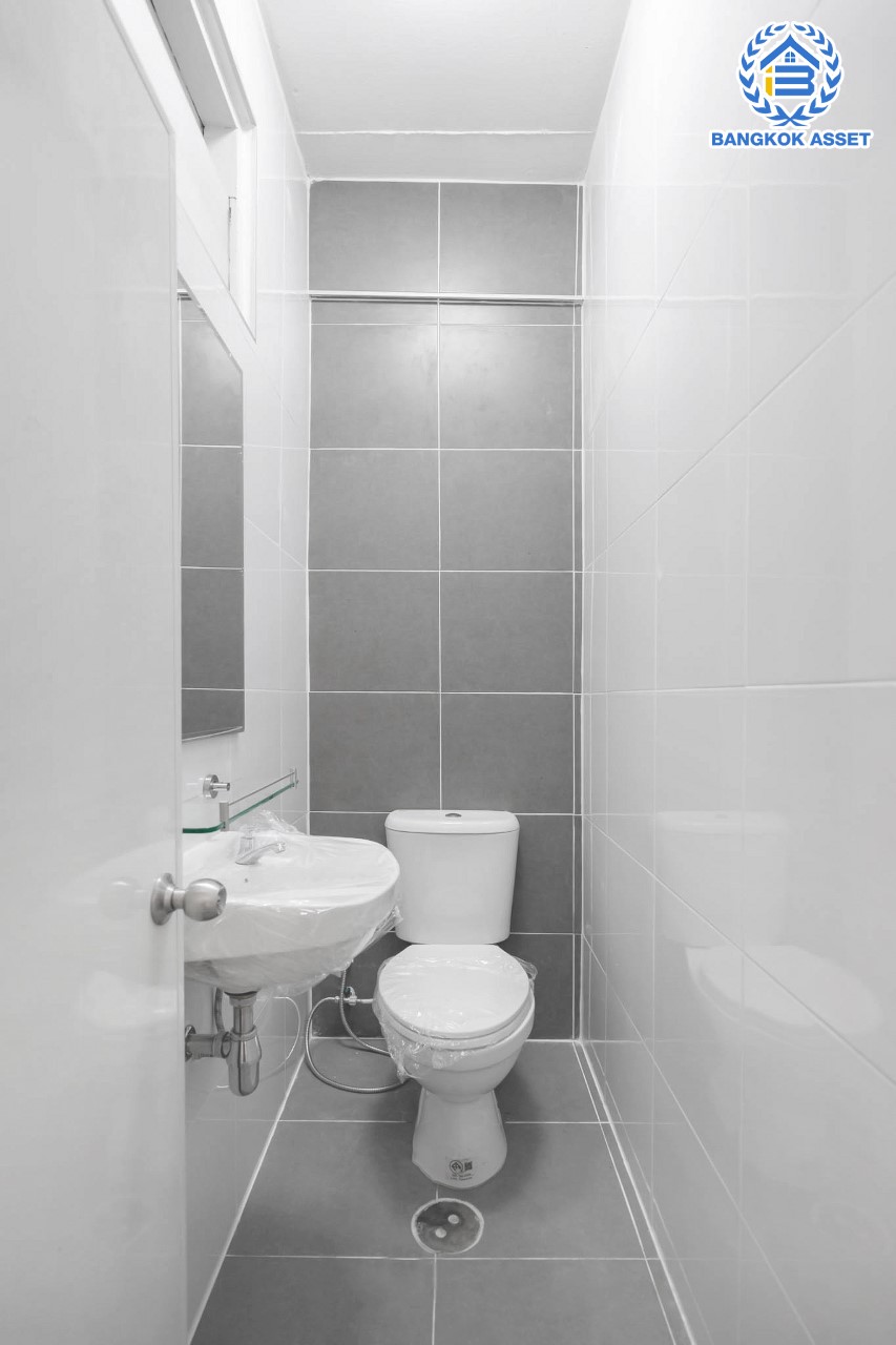 บ้านมือสองตกแต่งใหม่ ม.ภัทรนิเวศน์ สามัคคี-งามวงศ์วาน เนื้อที่ 17 ตร.ว. ฟังก์ชัน 2 ห้องนอนใหญ่ 2 ห้องน้ำ จอดรถได้ 1 คัน ทำเลเชื่อมต่อหลายเส้นทาง ใกล้เดอะมอลล์งามวงค์วาน, เซ็นทรัลแจ้งวัฒนะ  และรถไฟฟ้าสายสีชมพู "สถานีสามัคคี"